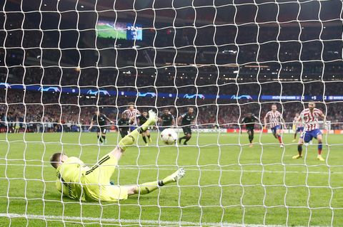 Bayer Leverkusens Torhüter Lukas Hradecky hält nach dem Abpfiff