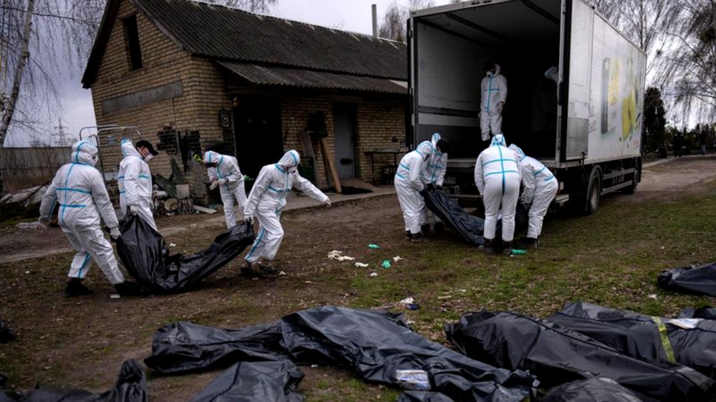 Freiwillige laden Mitte April die sterblichen Überreste von in Butscha getöteten Zivilisten auf einen Laster