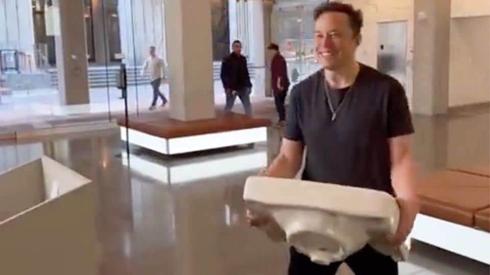 Virales Video: Warum Elon Musk samt Waschbecken in die Twitter-Zentrale marschiert