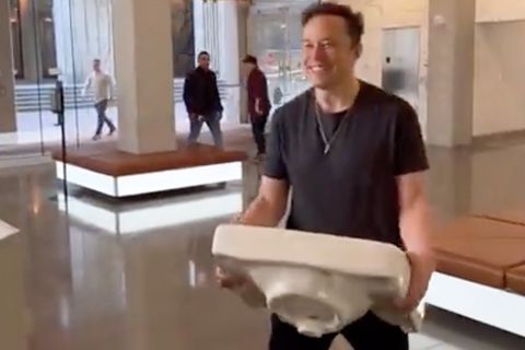 Virales Video: Warum Elon Musk samt Waschbecken in die Twitter-Zentrale marschiert