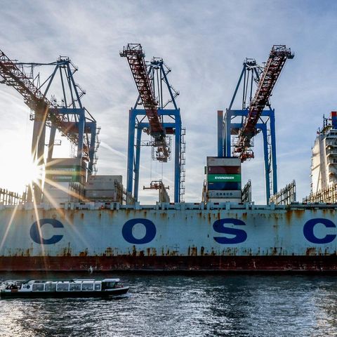 Der Frachter "Cosco Pride" liegt im Hamburger Hafen