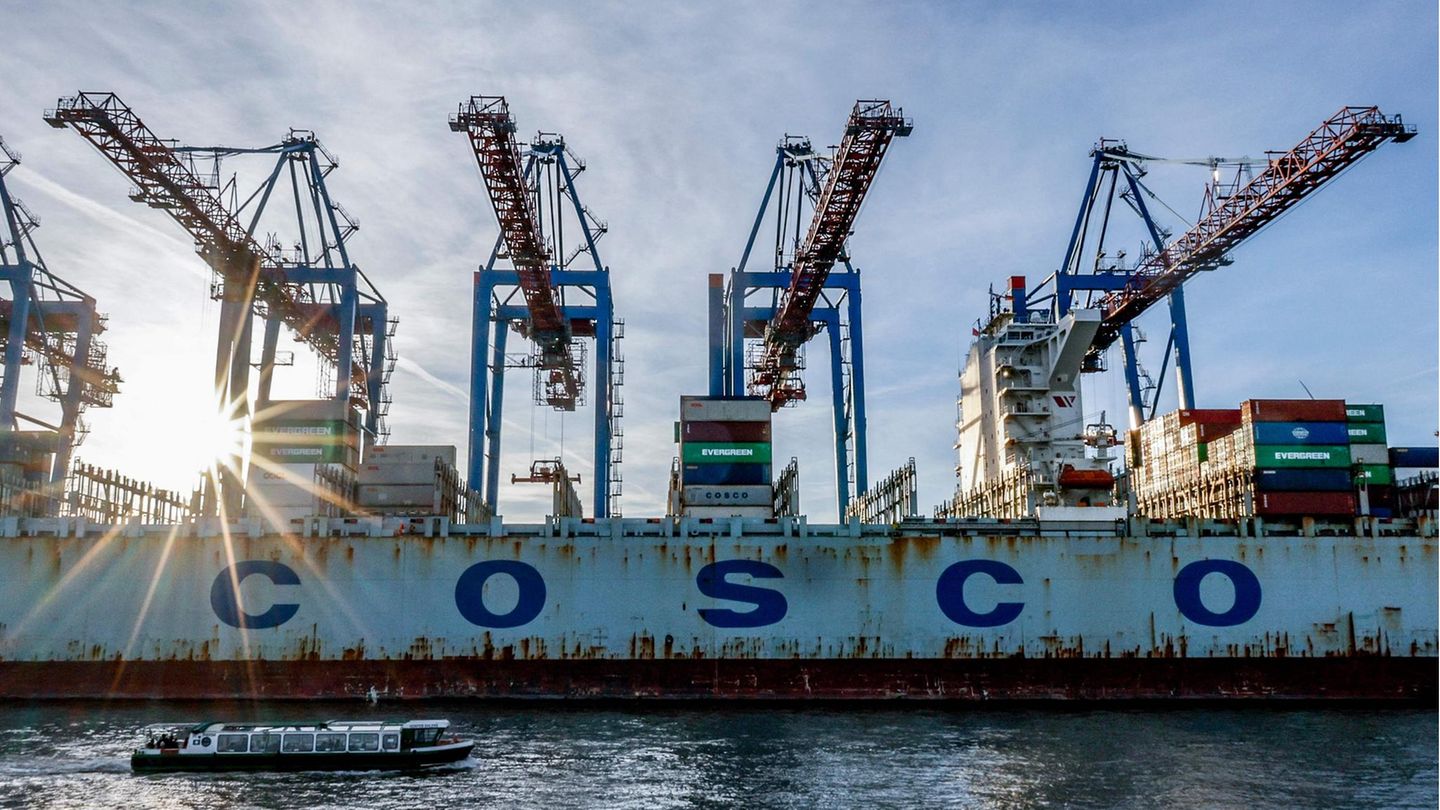 Der Frachter "Cosco Pride" liegt im Hamburger Hafen