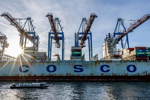 Der Frachter "Cosco Pride" liegt im Hamburger Hafen
