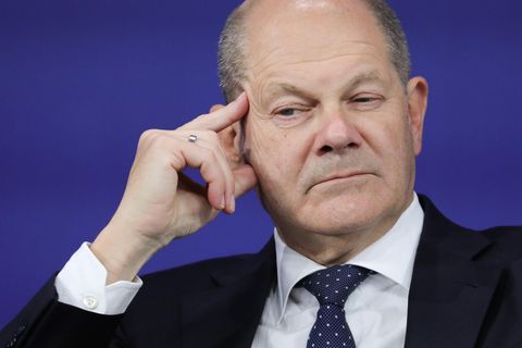 Olaf Scholz stützt den Kopf auf