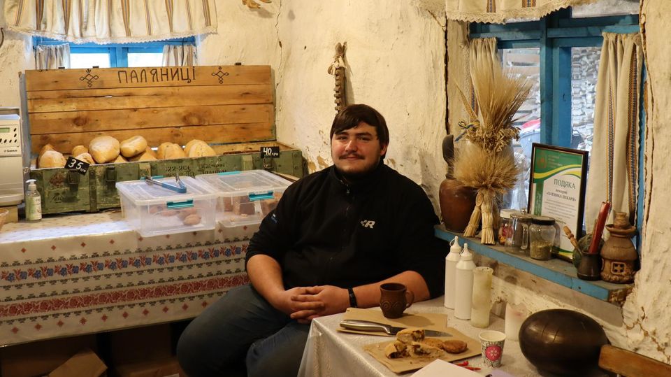 Jaroslaw Burkiwskyj sitzt in seiner Bäckerei in Butscha. Jaroslaw Burkiwskyj sitzt in seiner Bäckerei in Butscha.