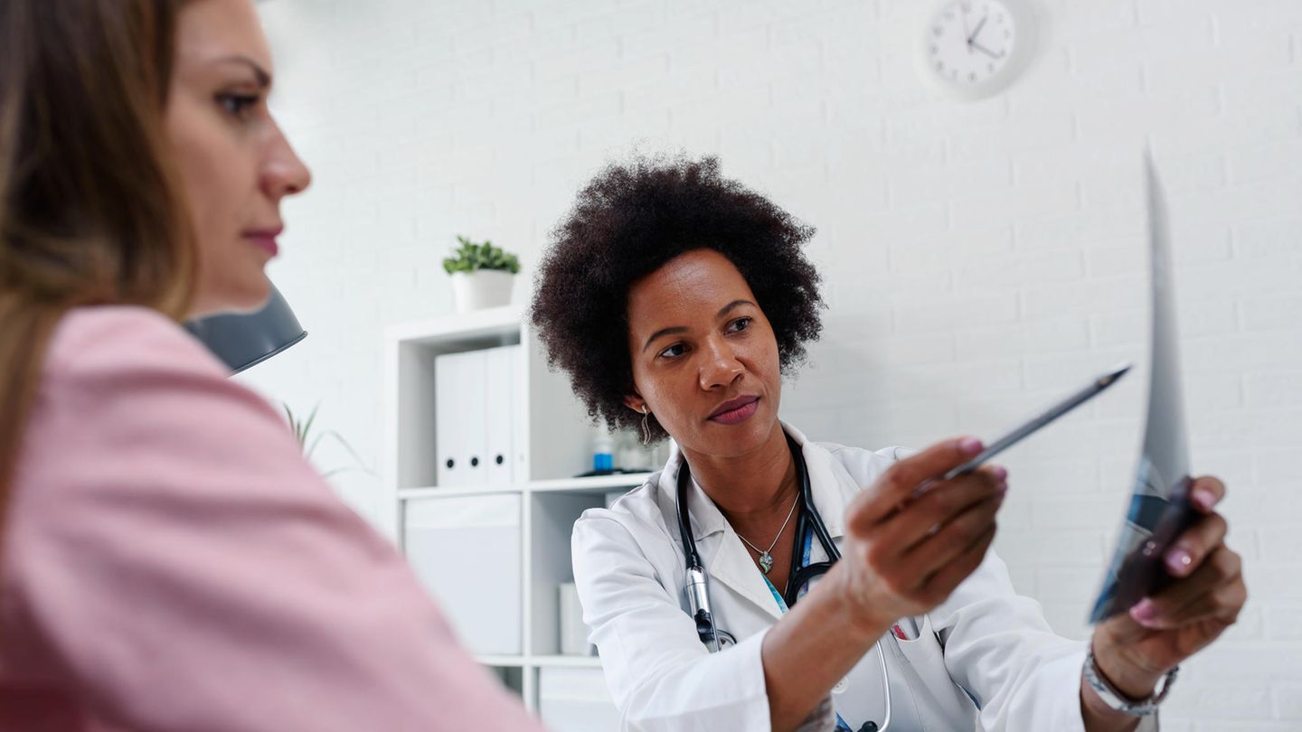 Frau bekommt die Diagnose Brustkrebs