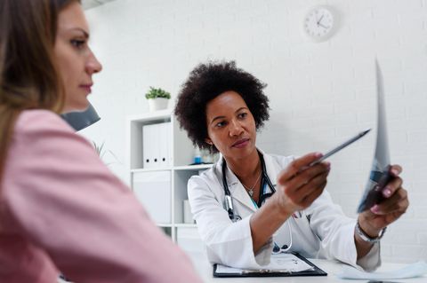 Frau bekommt die Diagnose Brustkrebs