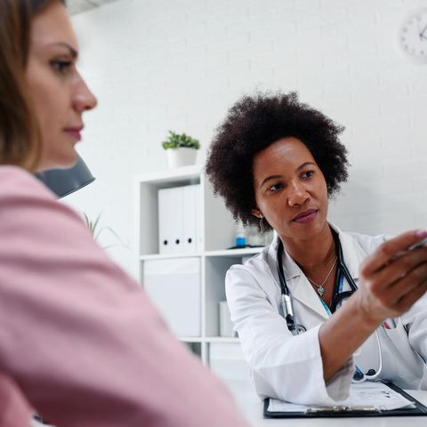 Frau bekommt die Diagnose Brustkrebs