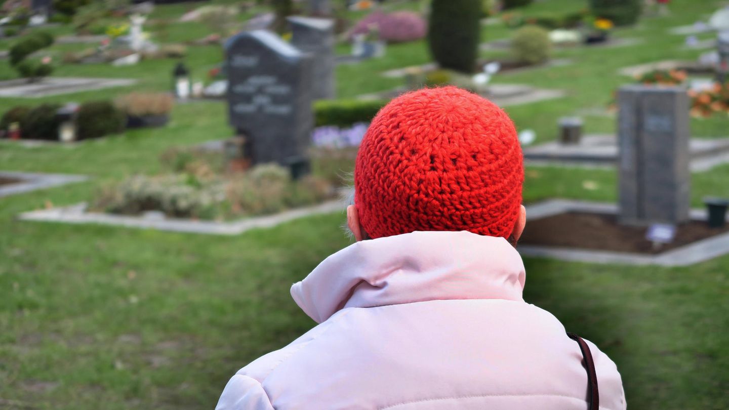 Über den Friedhofszwang denken die Deutsche inzwischen anders als noch vor einigen Jahren. Viele wünschen sich alternative Bestattungsformen – und schlichte Trauerfeiern.