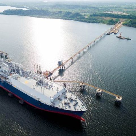 Höegh-Terminalschiff an einem LNG-Terminal
