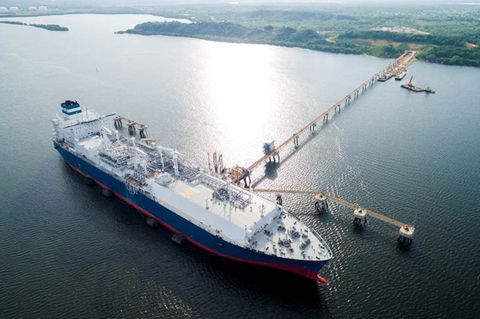 Höegh-Terminalschiff an einem LNG-Terminal