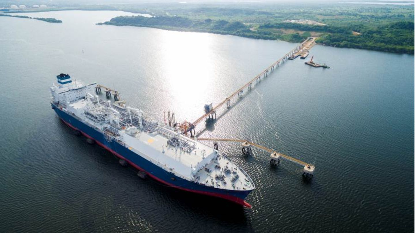 Höegh-Terminalschiff an einem LNG-Terminal