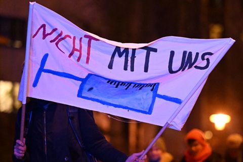 Seit Beginn der Pandemie heizen sich Impfgegner und Querdenker immer häufiger zur Selbstjustiz gegen Ärzte an. (Symbolbild)