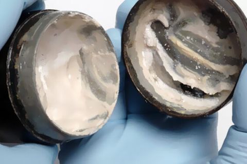 Die mehr als 2000 Jahre alte Creme, die von Wissenschaftlern aus Großbritannien nun genau untersucht wird
