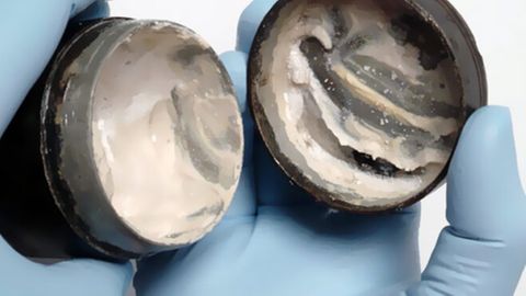 Die mehr als 2000 Jahre alte Creme, die von Wissenschaftlern aus Großbritannien nun genau untersucht wird