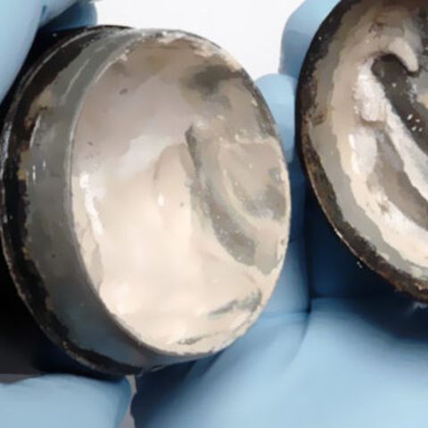 Die mehr als 2000 Jahre alte Creme, die von Wissenschaftlern aus Großbritannien nun genau untersucht wird