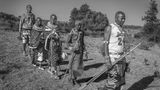 Eine Gruppe Maasai auf dem Weg zu dem Haus des Bräutigams