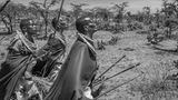 Drei Maasai Frauen während der Regenzeremonie