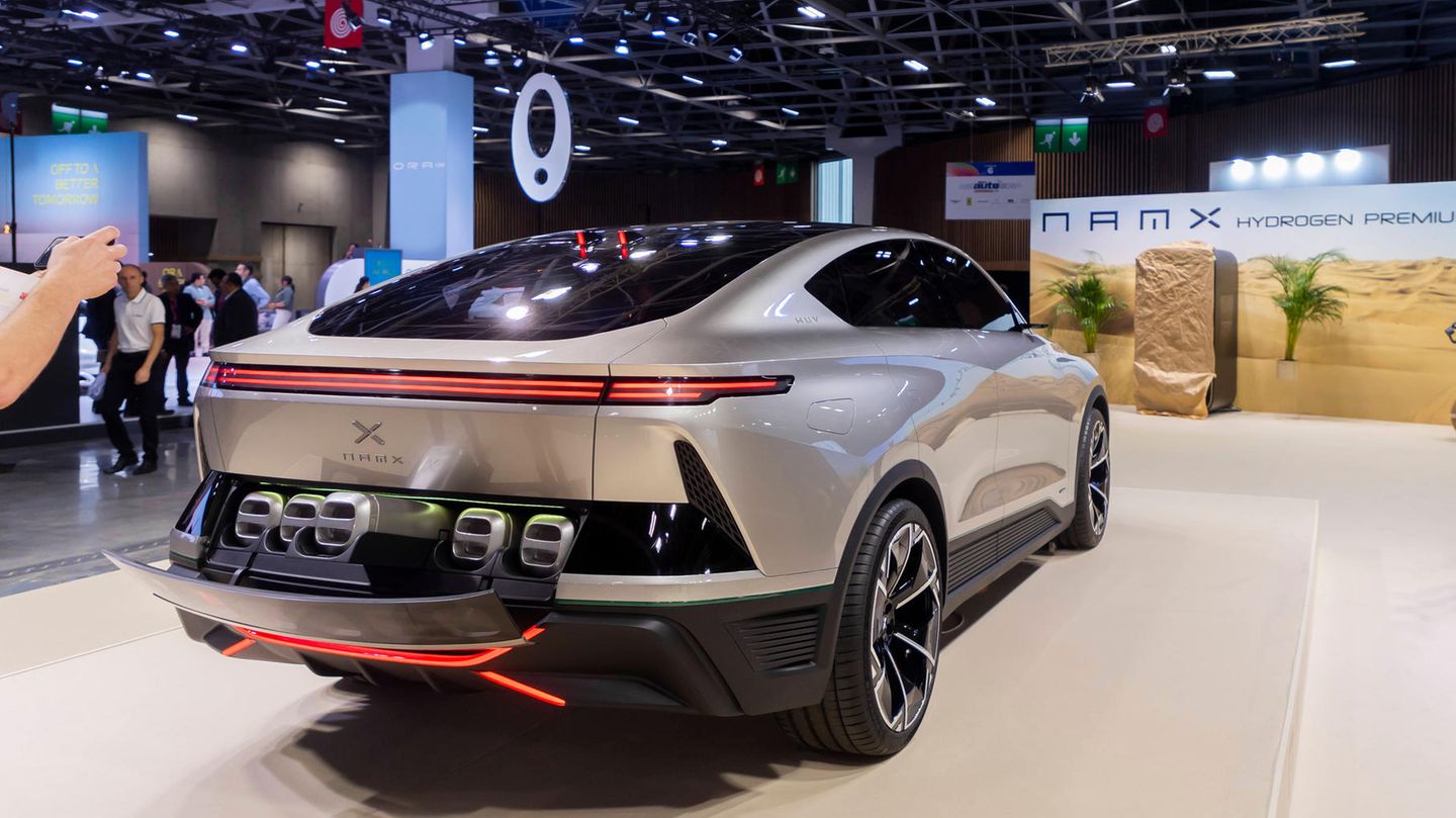 Das Wasserstoff-SUV NamX HUV ist auf einer Automesse ausgestellt