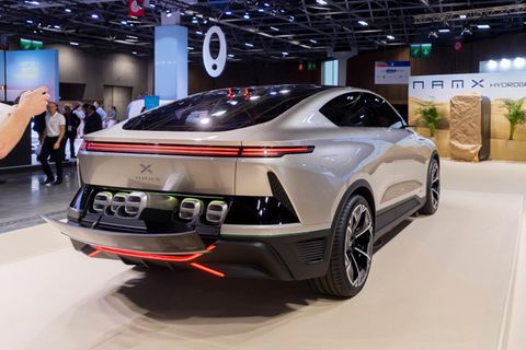 Das Wasserstoff-SUV NamX HUV ist auf einer Automesse ausgestellt