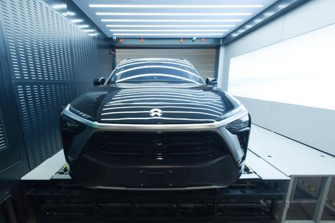 Ein Nio-Modell steht in einer Batterietausch-Station