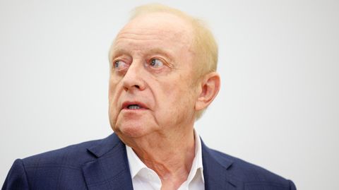 Star-Koch Alfons Schuhbeck steht vor Prozessbeginn als Angeklagter im Gerichtssaal im Landgericht München I