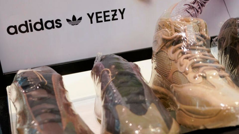 Ein Schild wirbt für die Yeezy-Schuhe von Adidas und Kanye West