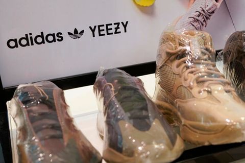 Ein Schild wirbt für die Yeezy-Schuhe von Adidas und Kanye West