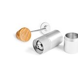 Kontemplatives Kaffeemahlen: Waldwerk Kaffeemühle  Ein Hoch auf die Kaffeevollautomaten! Erst ihr Siegeszug brachte wieder ganze Kaffeebohnen in die Supermarktregale und brach die Arabica-Dominanz des vakuumierten gemahlenen Kaffees. Kaffeefreunde können heute aus einer viel größeren Bandbreite von Bohnen und Röstungen wählen. Wer sich auch ohne Vollautomaten die Vielfalt erschließen möchte, braucht eine Kaffeemühle. Am besten eine wie zu Urgroßmutters Zeiten, nur viel moderner. Wie zum Beispiel die Mühle der Schwarzwälder Manufaktur Waldwerk. Das schlichte, gradlinige Design macht die Mühle zu einem Hingucker in der Küche. Das komplett aus Edelstahl gefertigte Gehäuse mit einem Überzug aus mattem Aluminium liegt satt in der Hand. Am Edelstahlmahlwerk lässt sich Stufenlos der Mahlgrad einstellen. In wenigen Handgriffen ist die Mühle komplett zerlegt und lässt sich gut reinigen.