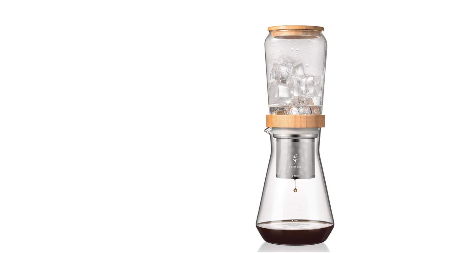 Geschenketipps: Kaffee eiskalt: Soul Hand Coldbrew Zubereiter Wenn Kaffee nicht heiß und schnell, sondern mit Eiswasser über viele Stunden "aufgebrüht" wird, spricht man von Coldbrew. Das Verfahren zaubert völlig andere Aromen aus den Kaffee hervor. Gerade im Sommer eine schöne Kaffee-Alternative. Kaffee eiskalt: Soul Hand Coldbrew Zubereiter Wenn Kaffee nicht heiß und schnell, sondern mit Eiswasser über viele Stunden "aufgebrüht" wird, spricht man von Coldbrew. Das Verfahren zaubert völlig andere Aromen aus den Kaffee hervor. Gerade im Sommer eine schöne Kaffee-Alternative.