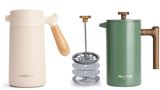 Pressstempel filtern: Da geht noch mehr  Sie braucht keinen Papierfilter, sondern nur heißes Wasser und Kaffee, und sie halten ewig. Pressstempelkannen sind seit langem beliebt. Die gängigen Modelle aus Glas haben jedoch zwei Nachteile: Sie reichen nur für drei bis vier Tassen und der Kaffee wird im Glasbehälter schnell kalt. Wen das bisher von den Stempelfiltern abgehalten hat, sollte sich die Modelle mit Thermosgehäuse und einem Liter Fassungsvermögen anschauen. Schöne Kannen gibt es von NA Friedewald und Polivar.