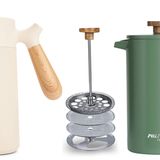 Pressstempel filtern: Da geht noch mehr  Sie braucht keinen Papierfilter, sondern nur heißes Wasser und Kaffee, und sie halten ewig. Pressstempelkannen sind seit langem beliebt. Die gängigen Modelle aus Glas haben jedoch zwei Nachteile: Sie reichen nur für drei bis vier Tassen und der Kaffee wird im Glasbehälter schnell kalt. Wen das bisher von den Stempelfiltern abgehalten hat, sollte sich die Modelle mit Thermosgehäuse und einem Liter Fassungsvermögen anschauen. Schöne Kannen gibt es von NA Friedewald und Polivar.