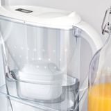 Kaffee verträgt keine Härte  Wie gut der Kaffee schmeckt hängt auch vom Härtegrad des Wassers ab. Die Härte ist die Höhe der Konzentration von Calcium- und Magnesium-Ionen im Wasser. Gemessen wird das in Grad Deutscher Härte "dH". Der Härtegrad hängt von der Region ab und kann beim Wasserversorger erfragt werden. Im Schnitt sind es 16 dH – und das ist doppelt so hart wie die feinen Kaffeesäuren eigentlich vertragen. Ein gutes Geschenk für sensible Gaumen in "harten" Gegenden könnte ein Wasserfilter sein. Bekannt ist vor allem der Brita Marella Wasserfilter.