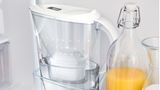Kaffee verträgt keine Härte  Wie gut der Kaffee schmeckt hängt auch vom Härtegrad des Wassers ab. Die Härte ist die Höhe der Konzentration von Calcium- und Magnesium-Ionen im Wasser. Gemessen wird das in Grad Deutscher Härte "dH". Der Härtegrad hängt von der Region ab und kann beim Wasserversorger erfragt werden. Im Schnitt sind es 16 dH – und das ist doppelt so hart wie die feinen Kaffeesäuren eigentlich vertragen. Ein gutes Geschenk für sensible Gaumen in "harten" Gegenden könnte ein Wasserfilter sein. Bekannt ist vor allem der Brita Marella Wasserfilter.
