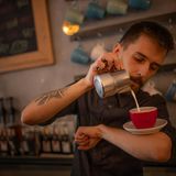 Vom Genießer zum Barista  Ein Geschenk für alle, die mehr als nur verrückt nach Kaffee sind: Ein Schnupperkurs in der Deutschen Baristaschule in Fürstenfeldbruck. Falls das zu weit weg sein sollte, dann hilft diese Webseite weiter.