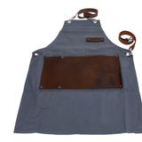 Barista Mode  Es soll sie ja geben, die ganz verrückten, die vor ihrem 5000 Euro Espressoautomaten der Bohne huldigen und mit viel Tamtam in einer halben Stunde einen Espresso quasi ins Leben rufen. Genau für solche Leute ist die knapp 110 Euro teure Baristaschürze von Baristafusion wie geschaffen. Zugegeben, sie ist ganz schick und könnte auch zum Grillen getragen werden.