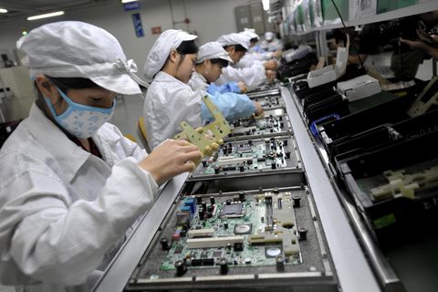 Arbeiter an einem Fließband bei Foxconn