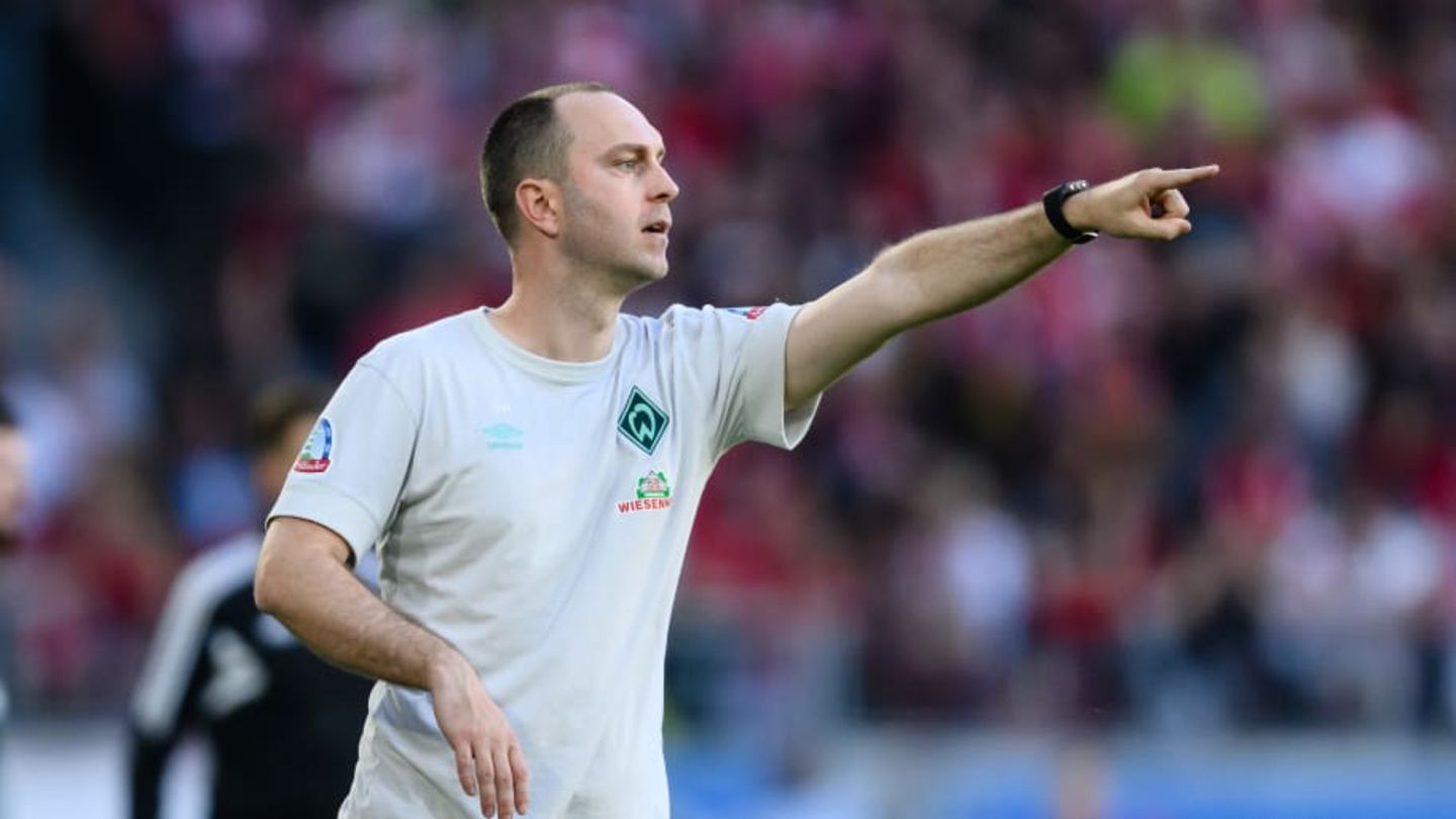 Bremens Cheftrainer Ole Werner gibt Anweisungen