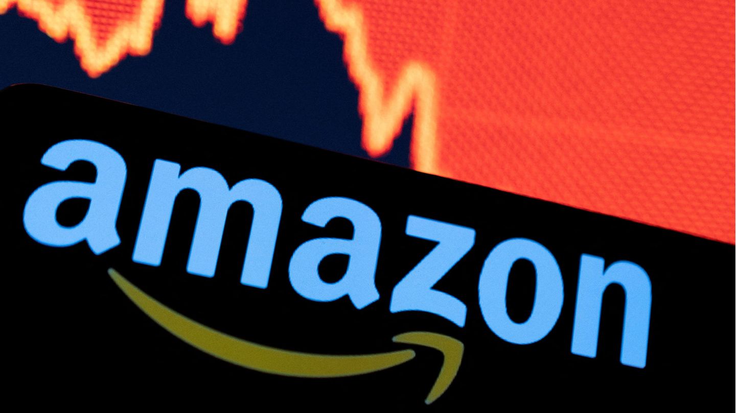 Das Amazon-Logo vor einem Graphen eines sinkenden Aktienkurses