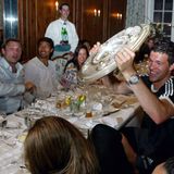 Spieler des FC Bayern München mit Meisterschale im Restaurant von Schuhbeck