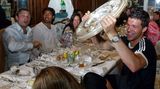 Spieler des FC Bayern München mit Meisterschale im Restaurant von Schuhbeck