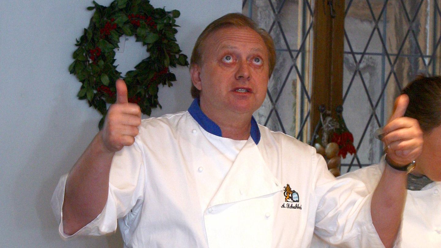 Alfons Schuhbeck reckt seine Daumen nach oben