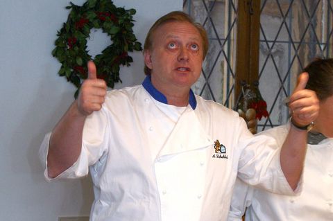 Alfons Schuhbeck reckt seine Daumen nach oben