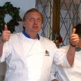 Alfons Schuhbeck reckt seine Daumen nach oben