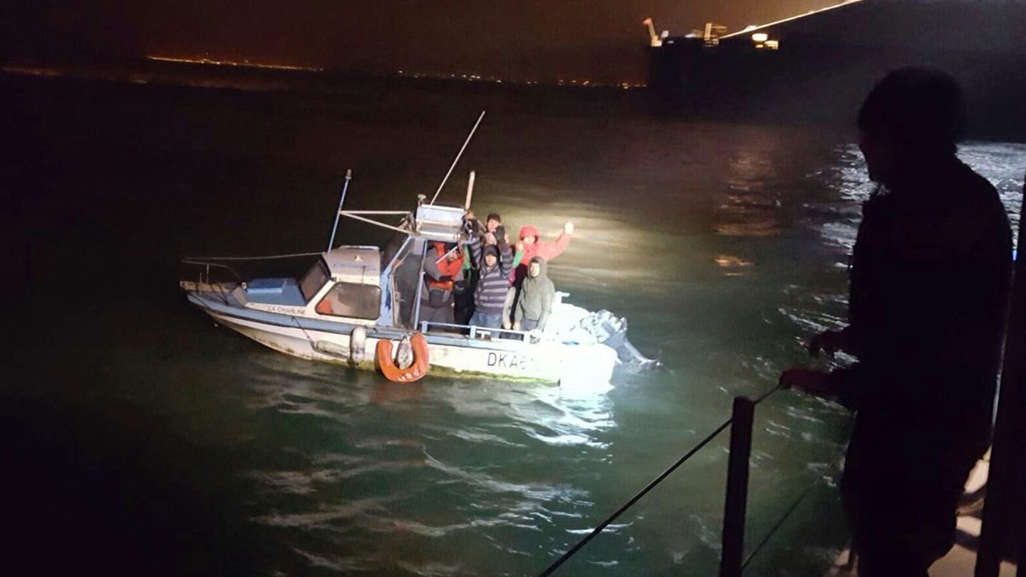 Migranten auf einem Boot im Ärmelkanal