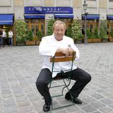 Schuhbeck sitzt vor dem Restaurant Südtiroler Stuben