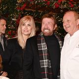 Nicht nur die Münchener Bussi-Bussi-Gesellschaft zeigte sich gern mit Schuhbeck, sondern auch internationale VIPs wie Chuck Norris mit Ehefrau Gena O Kelley. Hier beim Pre-Opening des Weihnachtsmarktes Gud Aiderbichl, 2019.