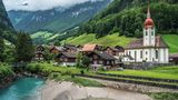 Blick aufs Dorf mit Kirche