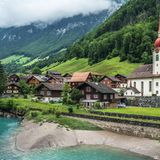 Blick aufs Dorf mit Kirche