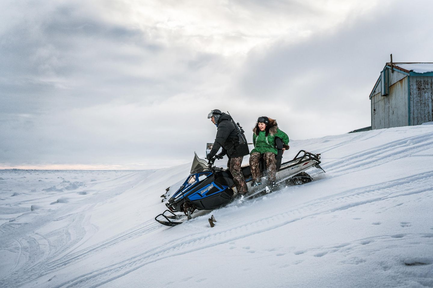 Derek und Jeri fahren ein Schneemobil Derek und Jeri fahren ein Schneemobil